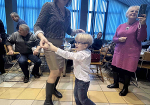 Babcia tańczy z wnukiem.