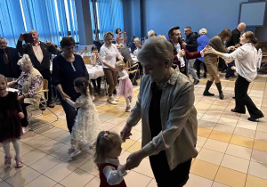 Babcia tańczy z wnuczką.