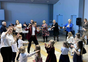 Dzieci podczas wspólnej zabawy z dziadkami.