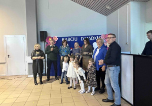 Dziadkowie odgadują tytuły piosenek.