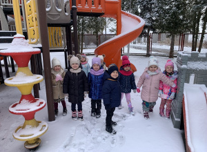 Zabawy Kropelek na śniegu.