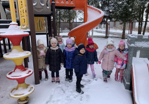 Dzieci z grupy Kropelek na placu zabaw, zimowe zabawy na śniegu.