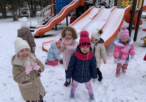 Zabawy 4- latków na śniegu.