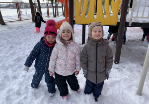 Grupa dzieci podczas zabawy na śniegu.