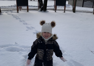 Dziewczynka na śniegu.