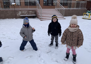 Czterolatki na placu zabaw.