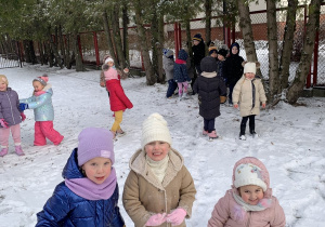 Dzieci podczas zabawy na śniegu.