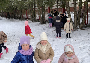 Dziewczynki pozują do zdjecia.