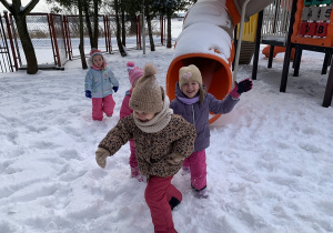 Przedszkolaki rzucają się kulkami.