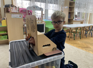 „CZUCIAKI Z KRAINY EMOCJI” w gr. Kropelek – Nudek z Krainy Znudzenia.