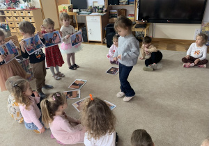 Dziewczynka szuka kolejnej ilustracji do opowiadania o Nudku.