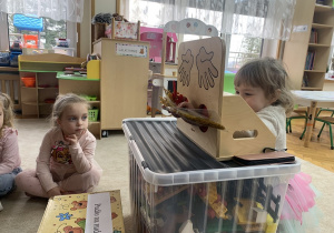 Dziewczynka i skrzynia pomysłów.