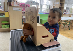 Zabawa doskonaląca zmysł dotyku.