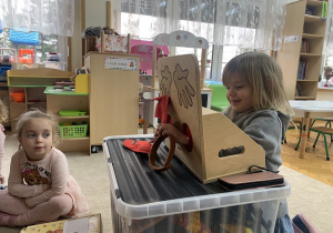 Dziewczynka i skrzynia pomysłów.