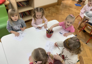 Dzieci kolorują postać Nudka.