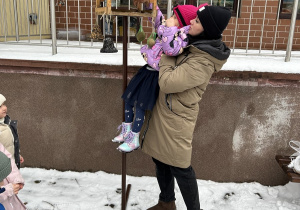 Kropelki dbają o ptasią stołówkę.