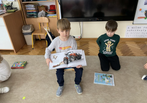 Prezentacja książki o maszynach rolniczych.