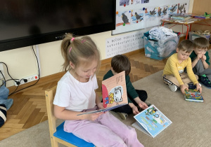 Dziewczynka opowiada treść swojej książki.