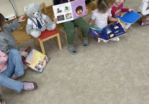 Chłopiec omawia swoją książkę o emocjach.