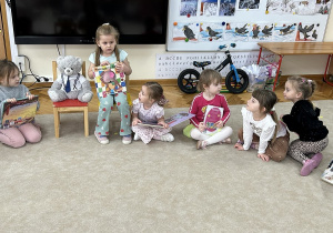 Dziewczynka z książką, która uczy kolorów.