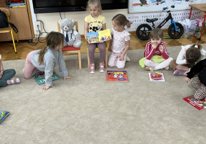 Dziewczynka opowiada treść bajki - Złota Rybka.