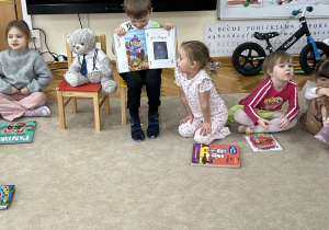 Jaś i Małgosia - chłopiec zaczyna opowiadać o treści swojej bajki.