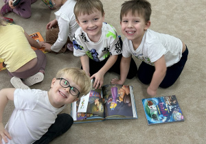 Oglądamy książki innych dzieci.