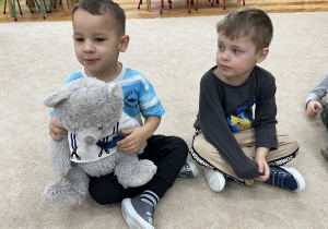 Chłopiec przypomina Karolkowi tytuł swojej książki.