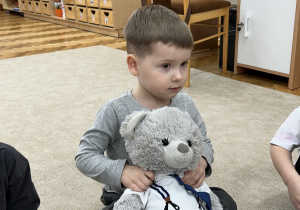 Chłopiec mówi Misiowi o czym była jego ulubiona książka.