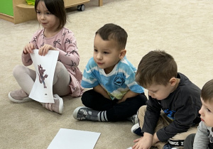 Czterolatki odgadują znane postacje z bajek za pomocą ilustracji.