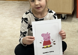 Dziewczynka z ilustracją Świnki Peppy.