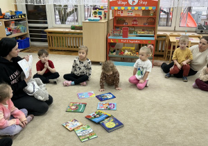 Kropelki słuchają polecenia zadania - wspólnie stworzymy książeczkę z ulubionymi postaciami z naszych bajek.