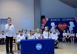 Recytowanie wierszyków przez dzieci przy stoliczku.