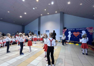 Klaskanie w parach podczas tańca przez dzieci.