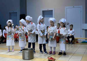 Gotowanie w formie scenki przez dzieci przebrane za kucharzy.