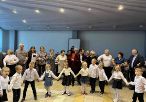 Integracja i taniec z dziadkami w środku sali.