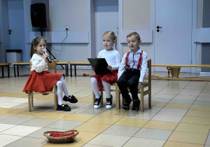 Prezentowanie występu siedząc na krzesełkach.