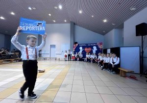 Przejście z tabliczką "Sprawa Reportera".