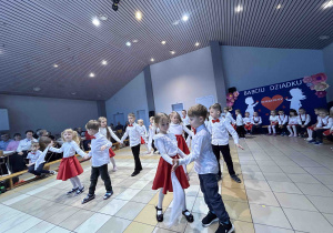 Taniec w parach w podziękowaniu dla babci i dziadka.