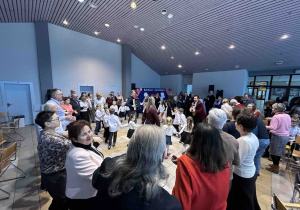 Taniec wspólny z dorosłymi przy akompaniamencie.