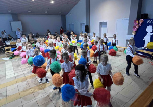 Taniec z pomponami w rytm muzyki przez dzieci.