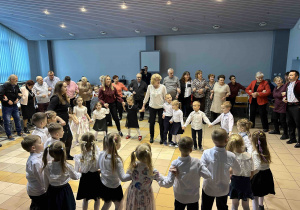 Tworzenie wspólnego koła dzieci i dorosłych.