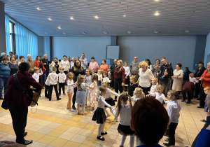 Zabawa taneczna z dorosłymi przy muzyce.