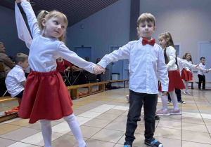 Taniec w parach z trzymaniem się za ręce.