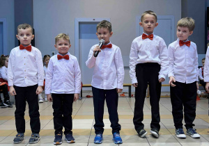 Prezentowanie przez chłopców wierszyków.