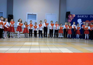 Prezentowanie serduszek z kokardkami przez dzieci.