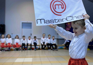 Prezentowanie tablicy MasterChef przez dzieci.