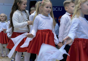 Prezentowanie układu z białymi chustami przez dzieci 6 letnie.