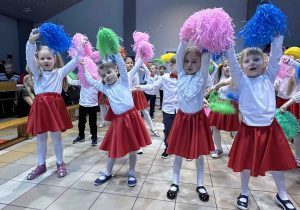 Występowanie cheerlederek z pomonami.