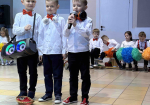 Przedstawienie scenki z mikrofonem i rekwizytami.